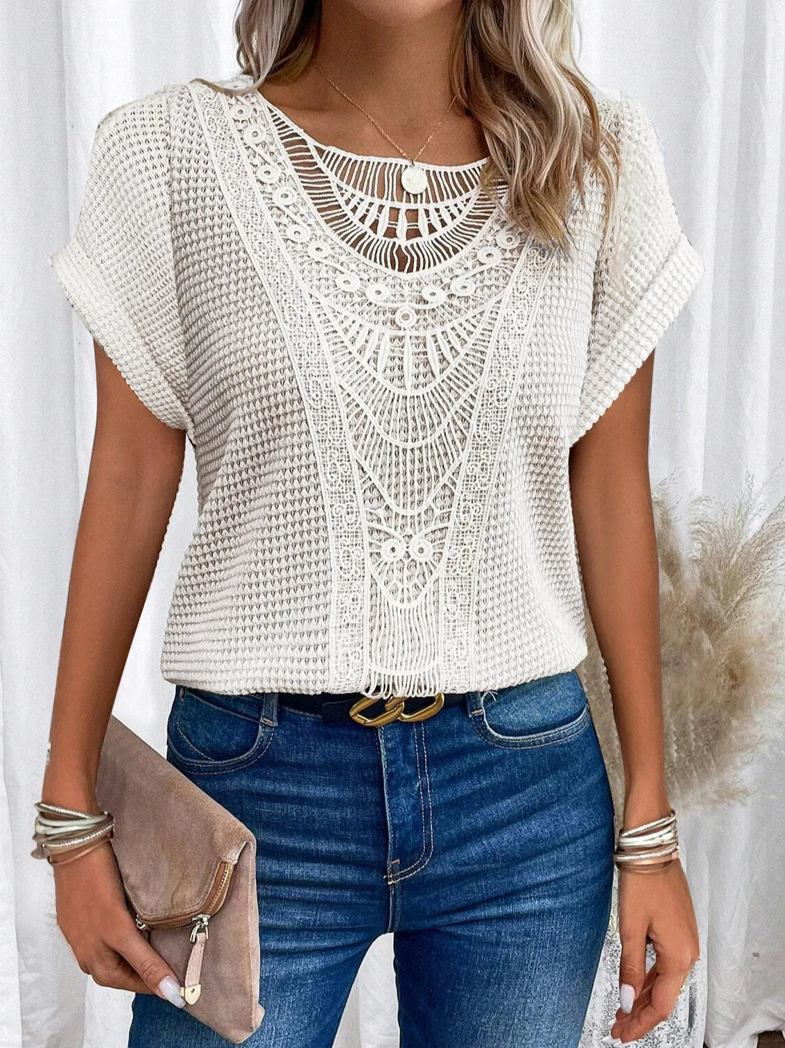 BLUSA DE ENCAJE DE MANGA CORTA Y CUELLO REDONDEADO- AERELIS
